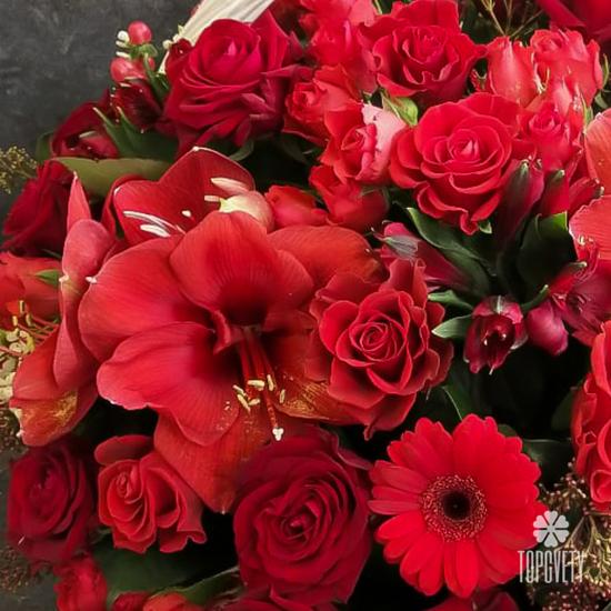 Композиция из роз и гербер в корзине