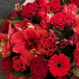 Композиция из роз и гербер в корзине