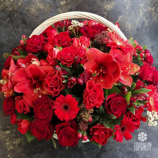 Композиция из роз и гербер в корзине