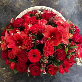 Композиция из роз и гербер в корзине