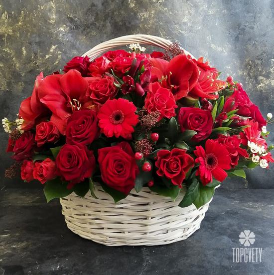 Композиция из роз и гербер в корзине
