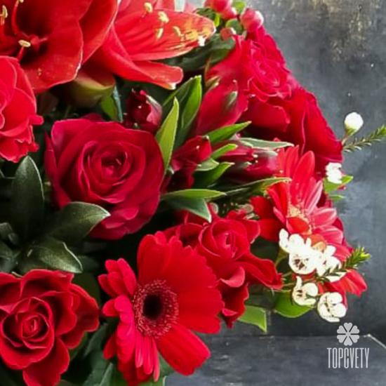 Композиция из роз и гербер в корзине