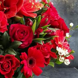 Композиция из роз и гербер в корзине