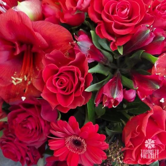 Композиция из роз и гербер в корзине