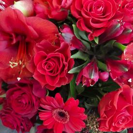 Композиция из роз и гербер в корзине