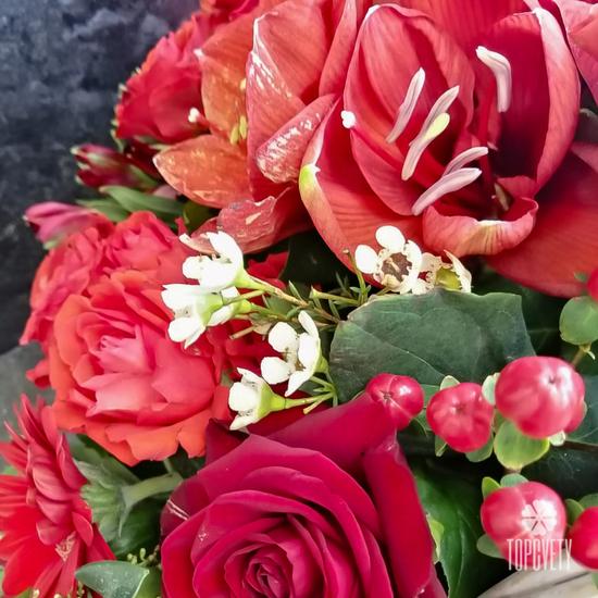 Композиция из роз и гербер в корзине