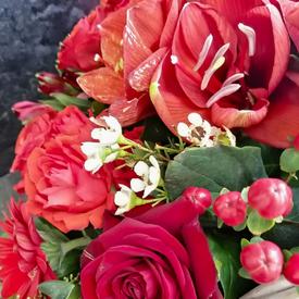 Композиция из роз и гербер в корзине