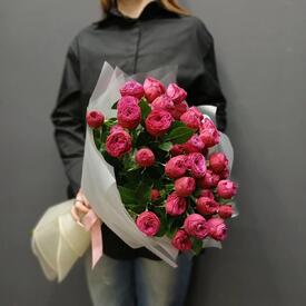 Букет из 11 малиновых кустовых роз 60см