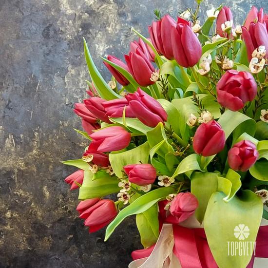 Букет из 101 красного тюльпана в коробке 