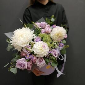 Композиция из георгин, роз и маттиолы в коробке