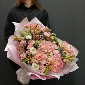 Букет из гортензии, роз и гвоздик