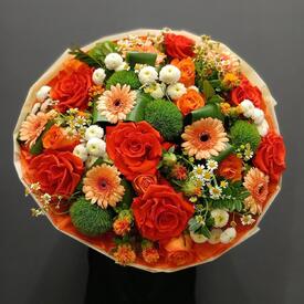 Букет из роз, гербер и танацетума 