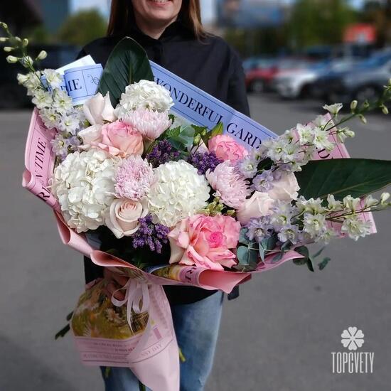 Букет из гортензии, роз и дельфиниума 