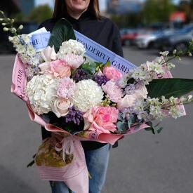 Букет из гортензии, роз и дельфиниума 