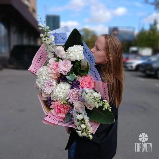 Букет из гортензии, роз и дельфиниума 