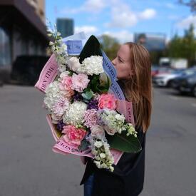 Букет из гортензии, роз и дельфиниума 