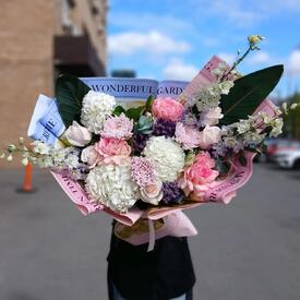 Букет из гортензии, роз и дельфиниума 