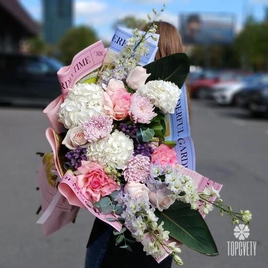 Букет из гортензии, роз и дельфиниума 