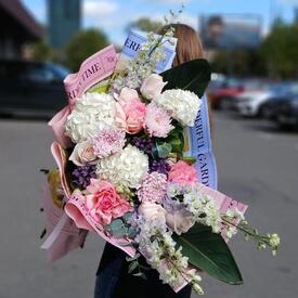 Букет из гортензии, роз и дельфиниума 