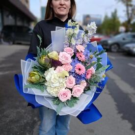 Букет из гортензии, гербер и дельфиниума 