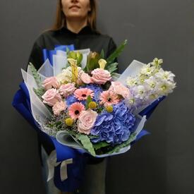 Букет из гортензии, гербер и дельфиниума 