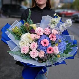 Букет из гортензии, гербер и дельфиниума 