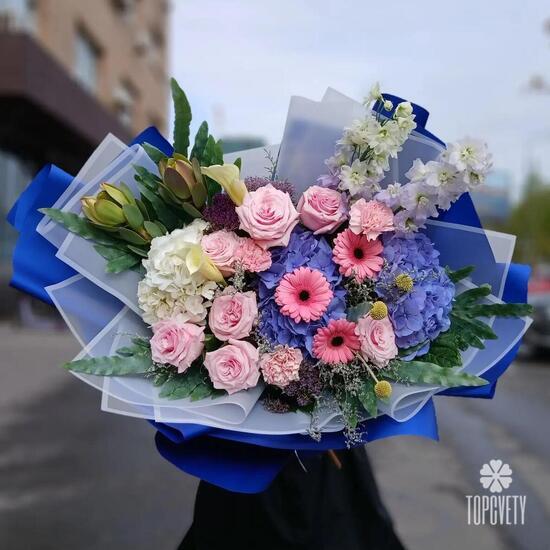 Букет из гортензии, гербер и дельфиниума 