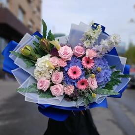 Букет из гортензии, гербер и дельфиниума 