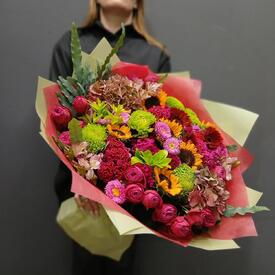 Букет из гортензии, целозии и подсолнухов