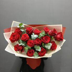 Букет из 15 красных роз Эксплорер 50см 