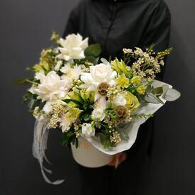Композиция из роз, альстромерии и хамелациума в коробке