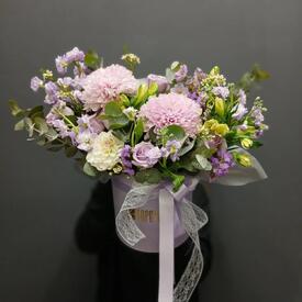 Композиция из хризантем, роз и альстромерий в коробке