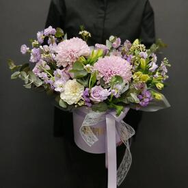 Композиция из хризантем, роз и альстромерий в коробке