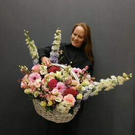 Композиция из роз, гербер и дельфиниума в корзине
