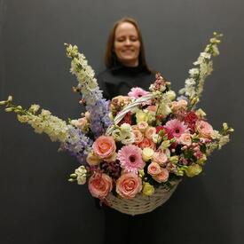 Композиция из роз, гербер и дельфиниума в корзине