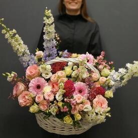 Композиция из роз, гербер и дельфиниума в корзине