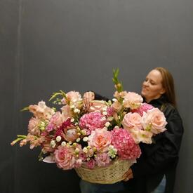 Композиция из роз, гортензии и протеи в корзине