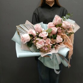 Букет из роз,  гортензий и амарантуса