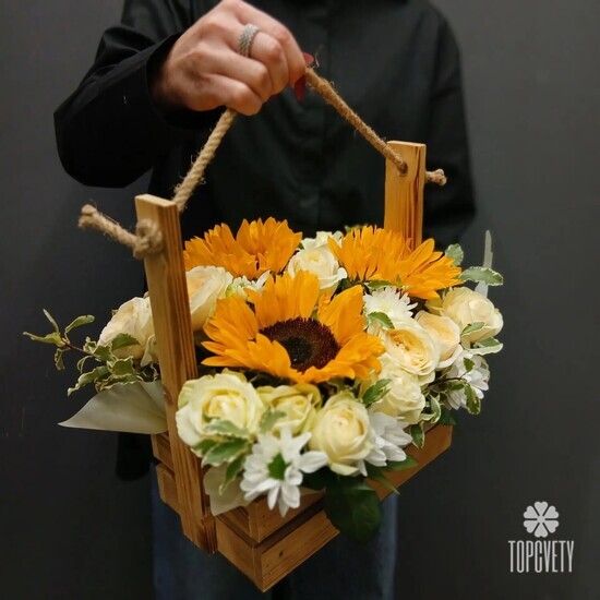 Композиция из подсолнухов и кустовых роз в деревянном ящике
