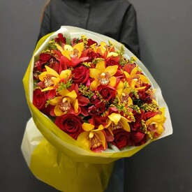 Букет из орхидеи, роз и альстромерии