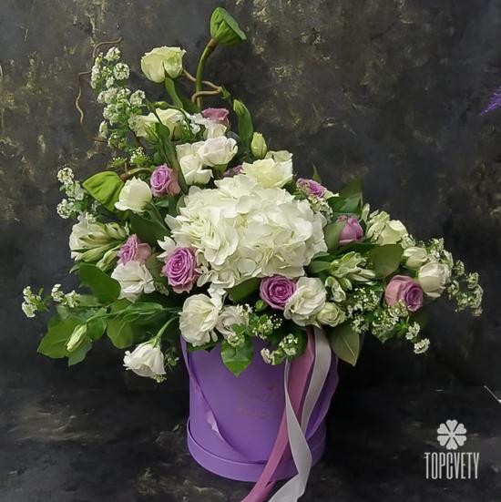 Букет из гортензий и роз в коробке