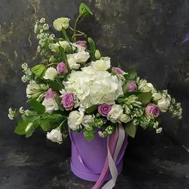 Букет из гортензий и роз в коробке