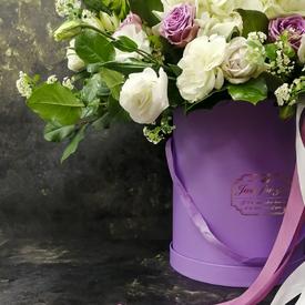 Букет из гортензий и роз в коробке