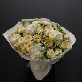 Букет из гортензии, кустовых роз и гербер