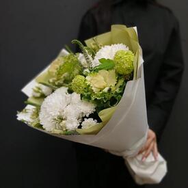 Букет из брассики, эустомы и хризантем