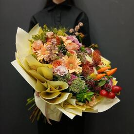 Букет из гербер, роз и капсикума