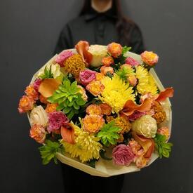 Букет из калл, роз и хризантем