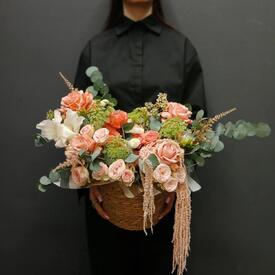Композиция из роз, кустовых роз и вибурнума