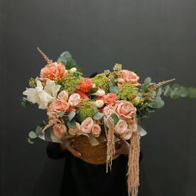 Композиция из роз, кустовых роз и вибурнума