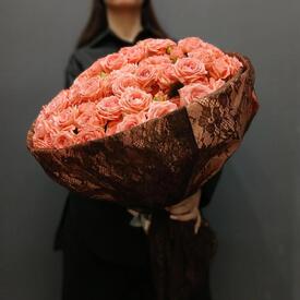 Букет из 35 кустовых роз 50см с кружевом